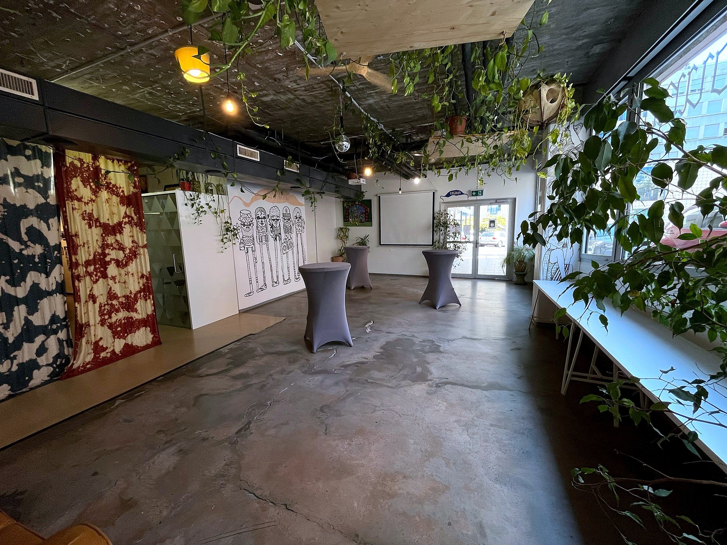 Espace coworking FOOUND à Genève : salle Virginia lumineuse avec plantes et fresques murales
